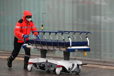 Trabajos en el Complejo Hospitalario de Navarra para desinfectar las camillas de coronavirus.