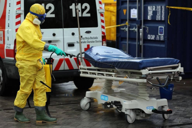 Trabajos en el Complejo Hospitalario de Navarra para desinfectar las camillas de coronavirus.