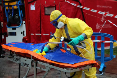 Trabajos en el Complejo Hospitalario de Navarra para desinfectar las camillas de coronavirus.