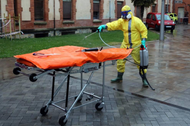 Trabajos en el Complejo Hospitalario de Navarra para desinfectar las camillas de coronavirus.