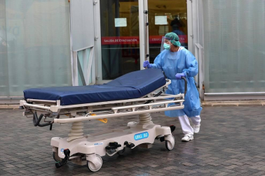 Trabajos en el Complejo Hospitalario de Navarra para desinfectar las camillas de coronavirus.