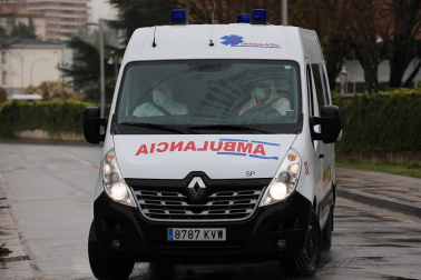Trabajos en el Complejo Hospitalario de Navarra para desinfectar las camillas de coronavirus.