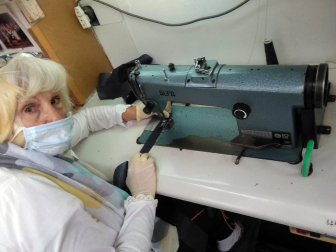 Unas 80 voluntarias trabajan en casa cosiendo batas para que se puedan utilizar en centros sanitarios y residencias con motivo de la pandemia de coronavirus.