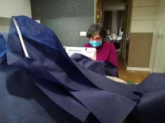 Unas 80 voluntarias trabajan en casa cosiendo batas para que se puedan utilizar en centros sanitarios y residencias con motivo de la pandemia de coronavirus.