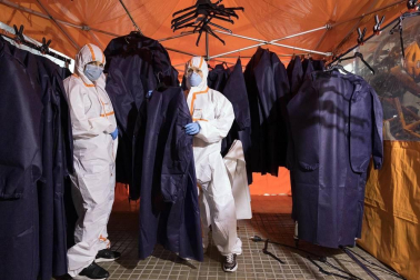 Unas 80 voluntarias trabajan en casa cosiendo batas para que se puedan utilizar en centros sanitarios y residencias con motivo de la pandemia de coronavirus.