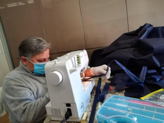 Unas 80 voluntarias trabajan en casa cosiendo batas para que se puedan utilizar en centros sanitarios y residencias con motivo de la pandemia de coronavirus.