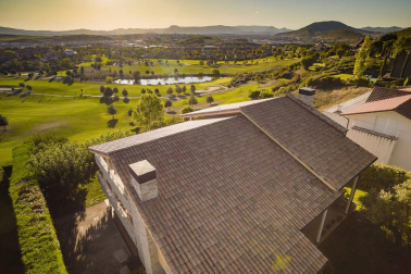 Exclusivo chalet con terreno de 1.600 m2 en las casitas del Golf de Gorraiz, remanso de paz y calidad de vida. A cinco minutos de Pamplona y rodeado de todos los servicios e instalaciones. Su jardín envuelve la vivienda de líneas sencillas diseñada con gran pragmatismo y confort. Magníficamente aislada, construida con materiales de alta calidad y espacios generosos llenos de luz. Tiene ascensor, terrazas, jardín, garaje, txoko, vistas: todo a lo grande, y cuenta con 5 circuitos de calefacción para un mesurado consumo de energía.
Una venta al uso, o una oportunidad de comprar con la ayuda de una permuta por un piso de categoría en el centro de Pamplona.