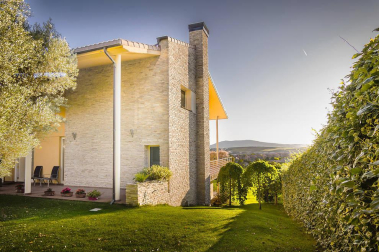 Exclusivo chalet con terreno de 1.600 m2 en las casitas del Golf de Gorraiz, remanso de paz y calidad de vida. A cinco minutos de Pamplona y rodeado de todos los servicios e instalaciones. Su jardín envuelve la vivienda de líneas sencillas diseñada con gran pragmatismo y confort. Magníficamente aislada, construida con materiales de alta calidad y espacios generosos llenos de luz. Tiene ascensor, terrazas, jardín, garaje, txoko, vistas: todo a lo grande, y cuenta con 5 circuitos de calefacción para un mesurado consumo de energía.
Una venta al uso, o una oportunidad de comprar con la ayuda de una permuta por un piso de categoría en el centro de Pamplona.