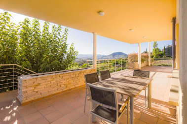 Exclusivo chalet con terreno de 1.600 m2 en las casitas del Golf de Gorraiz, remanso de paz y calidad de vida. A cinco minutos de Pamplona y rodeado de todos los servicios e instalaciones. Su jardín envuelve la vivienda de líneas sencillas diseñada con gran pragmatismo y confort. Magníficamente aislada, construida con materiales de alta calidad y espacios generosos llenos de luz. Tiene ascensor, terrazas, jardín, garaje, txoko, vistas: todo a lo grande, y cuenta con 5 circuitos de calefacción para un mesurado consumo de energía.
Una venta al uso, o una oportunidad de comprar con la ayuda de una permuta por un piso de categoría en el centro de Pamplona.