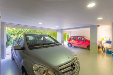 Exclusivo chalet con terreno de 1.600 m2 en las casitas del Golf de Gorraiz, remanso de paz y calidad de vida. A cinco minutos de Pamplona y rodeado de todos los servicios e instalaciones. Su jardín envuelve la vivienda de líneas sencillas diseñada con gran pragmatismo y confort. Magníficamente aislada, construida con materiales de alta calidad y espacios generosos llenos de luz. Tiene ascensor, terrazas, jardín, garaje, txoko, vistas: todo a lo grande, y cuenta con 5 circuitos de calefacción para un mesurado consumo de energía.
Una venta al uso, o una oportunidad de comprar con la ayuda de una permuta por un piso de categoría en el centro de Pamplona.