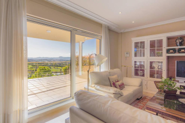 Exclusivo chalet con terreno de 1.600 m2 en las casitas del Golf de Gorraiz, remanso de paz y calidad de vida. A cinco minutos de Pamplona y rodeado de todos los servicios e instalaciones. Su jardín envuelve la vivienda de líneas sencillas diseñada con gran pragmatismo y confort. Magníficamente aislada, construida con materiales de alta calidad y espacios generosos llenos de luz. Tiene ascensor, terrazas, jardín, garaje, txoko, vistas: todo a lo grande, y cuenta con 5 circuitos de calefacción para un mesurado consumo de energía.
Una venta al uso, o una oportunidad de comprar con la ayuda de una permuta por un piso de categoría en el centro de Pamplona.