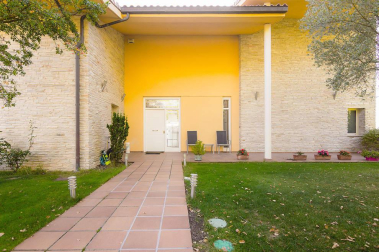 Exclusivo chalet con terreno de 1.600 m2 en las casitas del Golf de Gorraiz, remanso de paz y calidad de vida. A cinco minutos de Pamplona y rodeado de todos los servicios e instalaciones. Su jardín envuelve la vivienda de líneas sencillas diseñada con gran pragmatismo y confort. Magníficamente aislada, construida con materiales de alta calidad y espacios generosos llenos de luz. Tiene ascensor, terrazas, jardín, garaje, txoko, vistas: todo a lo grande, y cuenta con 5 circuitos de calefacción para un mesurado consumo de energía.
Una venta al uso, o una oportunidad de comprar con la ayuda de una permuta por un piso de categoría en el centro de Pamplona.