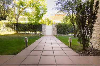 Exclusivo chalet con terreno de 1.600 m2 en las casitas del Golf de Gorraiz, remanso de paz y calidad de vida. A cinco minutos de Pamplona y rodeado de todos los servicios e instalaciones. Su jardín envuelve la vivienda de líneas sencillas diseñada con gran pragmatismo y confort. Magníficamente aislada, construida con materiales de alta calidad y espacios generosos llenos de luz. Tiene ascensor, terrazas, jardín, garaje, txoko, vistas: todo a lo grande, y cuenta con 5 circuitos de calefacción para un mesurado consumo de energía.
Una venta al uso, o una oportunidad de comprar con la ayuda de una permuta por un piso de categoría en el centro de Pamplona.