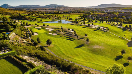 Exclusivo chalet con terreno de 1.600 m2 en las casitas del Golf de Gorraiz, remanso de paz y calidad de vida. A cinco minutos de Pamplona y rodeado de todos los servicios e instalaciones. Su jardín envuelve la vivienda de líneas sencillas diseñada con gran pragmatismo y confort. Magníficamente aislada, construida con materiales de alta calidad y espacios generosos llenos de luz. Tiene ascensor, terrazas, jardín, garaje, txoko, vistas: todo a lo grande, y cuenta con 5 circuitos de calefacción para un mesurado consumo de energía.
Una venta al uso, o una oportunidad de comprar con la ayuda de una permuta por un piso de categoría en el centro de Pamplona.