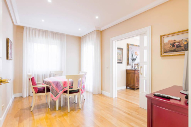 Exclusivo chalet con terreno de 1.600 m2 en las casitas del Golf de Gorraiz, remanso de paz y calidad de vida. A cinco minutos de Pamplona y rodeado de todos los servicios e instalaciones. Su jardín envuelve la vivienda de líneas sencillas diseñada con gran pragmatismo y confort. Magníficamente aislada, construida con materiales de alta calidad y espacios generosos llenos de luz. Tiene ascensor, terrazas, jardín, garaje, txoko, vistas: todo a lo grande, y cuenta con 5 circuitos de calefacción para un mesurado consumo de energía.
Una venta al uso, o una oportunidad de comprar con la ayuda de una permuta por un piso de categoría en el centro de Pamplona.