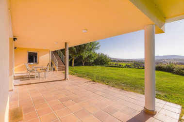 Exclusivo chalet con terreno de 1.600 m2 en las casitas del Golf de Gorraiz, remanso de paz y calidad de vida. A cinco minutos de Pamplona y rodeado de todos los servicios e instalaciones. Su jardín envuelve la vivienda de líneas sencillas diseñada con gran pragmatismo y confort. Magníficamente aislada, construida con materiales de alta calidad y espacios generosos llenos de luz. Tiene ascensor, terrazas, jardín, garaje, txoko, vistas: todo a lo grande, y cuenta con 5 circuitos de calefacción para un mesurado consumo de energía.
Una venta al uso, o una oportunidad de comprar con la ayuda de una permuta por un piso de categoría en el centro de Pamplona.