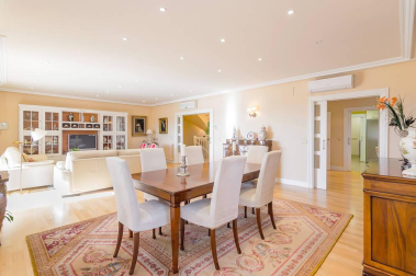 Exclusivo chalet con terreno de 1.600 m2 en las casitas del Golf de Gorraiz, remanso de paz y calidad de vida. A cinco minutos de Pamplona y rodeado de todos los servicios e instalaciones. Su jardín envuelve la vivienda de líneas sencillas diseñada con gran pragmatismo y confort. Magníficamente aislada, construida con materiales de alta calidad y espacios generosos llenos de luz. Tiene ascensor, terrazas, jardín, garaje, txoko, vistas: todo a lo grande, y cuenta con 5 circuitos de calefacción para un mesurado consumo de energía.
Una venta al uso, o una oportunidad de comprar con la ayuda de una permuta por un piso de categoría en el centro de Pamplona.