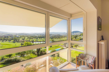 Exclusivo chalet con terreno de 1.600 m2 en las casitas del Golf de Gorraiz, remanso de paz y calidad de vida. A cinco minutos de Pamplona y rodeado de todos los servicios e instalaciones. Su jardín envuelve la vivienda de líneas sencillas diseñada con gran pragmatismo y confort. Magníficamente aislada, construida con materiales de alta calidad y espacios generosos llenos de luz. Tiene ascensor, terrazas, jardín, garaje, txoko, vistas: todo a lo grande, y cuenta con 5 circuitos de calefacción para un mesurado consumo de energía.
Una venta al uso, o una oportunidad de comprar con la ayuda de una permuta por un piso de categoría en el centro de Pamplona.