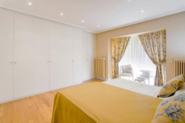 Exclusivo chalet con terreno de 1.600 m2 en las casitas del Golf de Gorraiz, remanso de paz y calidad de vida. A cinco minutos de Pamplona y rodeado de todos los servicios e instalaciones. Su jardín envuelve la vivienda de líneas sencillas diseñada con gran pragmatismo y confort. Magníficamente aislada, construida con materiales de alta calidad y espacios generosos llenos de luz. Tiene ascensor, terrazas, jardín, garaje, txoko, vistas: todo a lo grande, y cuenta con 5 circuitos de calefacción para un mesurado consumo de energía.
Una venta al uso, o una oportunidad de comprar con la ayuda de una permuta por un piso de categoría en el centro de Pamplona.