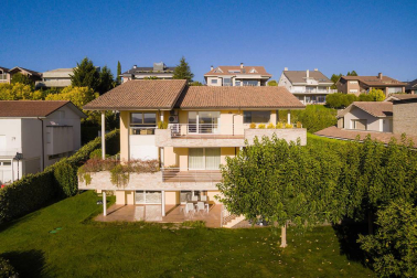 Exclusivo chalet con terreno de 1.600 m2 en las casitas del Golf de Gorraiz, remanso de paz y calidad de vida. A cinco minutos de Pamplona y rodeado de todos los servicios e instalaciones. Su jardín envuelve la vivienda de líneas sencillas diseñada con gran pragmatismo y confort. Magníficamente aislada, construida con materiales de alta calidad y espacios generosos llenos de luz. Tiene ascensor, terrazas, jardín, garaje, txoko, vistas: todo a lo grande, y cuenta con 5 circuitos de calefacción para un mesurado consumo de energía.
Una venta al uso, o una oportunidad de comprar con la ayuda de una permuta por un piso de categoría en el centro de Pamplona.