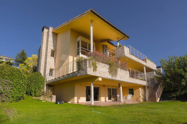 Exclusivo chalet con terreno de 1.600 m2 en las casitas del Golf de Gorraiz, remanso de paz y calidad de vida. A cinco minutos de Pamplona y rodeado de todos los servicios e instalaciones. Su jardín envuelve la vivienda de líneas sencillas diseñada con gran pragmatismo y confort. Magníficamente aislada, construida con materiales de alta calidad y espacios generosos llenos de luz. Tiene ascensor, terrazas, jardín, garaje, txoko, vistas: todo a lo grande, y cuenta con 5 circuitos de calefacción para un mesurado consumo de energía.
Una venta al uso, o una oportunidad de comprar con la ayuda de una permuta por un piso de categoría en el centro de Pamplona.