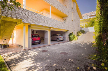 Exclusivo chalet con terreno de 1.600 m2 en las casitas del Golf de Gorraiz, remanso de paz y calidad de vida. A cinco minutos de Pamplona y rodeado de todos los servicios e instalaciones. Su jardín envuelve la vivienda de líneas sencillas diseñada con gran pragmatismo y confort. Magníficamente aislada, construida con materiales de alta calidad y espacios generosos llenos de luz. Tiene ascensor, terrazas, jardín, garaje, txoko, vistas: todo a lo grande, y cuenta con 5 circuitos de calefacción para un mesurado consumo de energía.
Una venta al uso, o una oportunidad de comprar con la ayuda de una permuta por un piso de categoría en el centro de Pamplona.