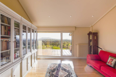 Exclusivo chalet con terreno de 1.600 m2 en las casitas del Golf de Gorraiz, remanso de paz y calidad de vida. A cinco minutos de Pamplona y rodeado de todos los servicios e instalaciones. Su jardín envuelve la vivienda de líneas sencillas diseñada con gran pragmatismo y confort. Magníficamente aislada, construida con materiales de alta calidad y espacios generosos llenos de luz. Tiene ascensor, terrazas, jardín, garaje, txoko, vistas: todo a lo grande, y cuenta con 5 circuitos de calefacción para un mesurado consumo de energía.
Una venta al uso, o una oportunidad de comprar con la ayuda de una permuta por un piso de categoría en el centro de Pamplona.