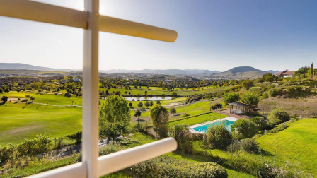 Exclusivo chalet con terreno de 1.600 m2 en las casitas del Golf de Gorraiz, remanso de paz y calidad de vida. A cinco minutos de Pamplona y rodeado de todos los servicios e instalaciones. Su jardín envuelve la vivienda de líneas sencillas diseñada con gran pragmatismo y confort. Magníficamente aislada, construida con materiales de alta calidad y espacios generosos llenos de luz. Tiene ascensor, terrazas, jardín, garaje, txoko, vistas: todo a lo grande, y cuenta con 5 circuitos de calefacción para un mesurado consumo de energía.
Una venta al uso, o una oportunidad de comprar con la ayuda de una permuta por un piso de categoría en el centro de Pamplona.