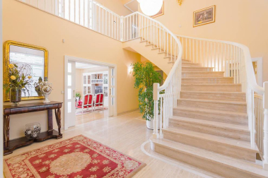 Exclusivo chalet con terreno de 1.600 m2 en las casitas del Golf de Gorraiz, remanso de paz y calidad de vida. A cinco minutos de Pamplona y rodeado de todos los servicios e instalaciones. Su jardín envuelve la vivienda de líneas sencillas diseñada con gran pragmatismo y confort. Magníficamente aislada, construida con materiales de alta calidad y espacios generosos llenos de luz. Tiene ascensor, terrazas, jardín, garaje, txoko, vistas: todo a lo grande, y cuenta con 5 circuitos de calefacción para un mesurado consumo de energía.
Una venta al uso, o una oportunidad de comprar con la ayuda de una permuta por un piso de categoría en el centro de Pamplona.