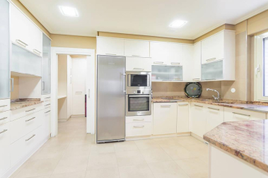 Exclusivo chalet con terreno de 1.600 m2 en las casitas del Golf de Gorraiz, remanso de paz y calidad de vida. A cinco minutos de Pamplona y rodeado de todos los servicios e instalaciones. Su jardín envuelve la vivienda de líneas sencillas diseñada con gran pragmatismo y confort. Magníficamente aislada, construida con materiales de alta calidad y espacios generosos llenos de luz. Tiene ascensor, terrazas, jardín, garaje, txoko, vistas: todo a lo grande, y cuenta con 5 circuitos de calefacción para un mesurado consumo de energía.
Una venta al uso, o una oportunidad de comprar con la ayuda de una permuta por un piso de categoría en el centro de Pamplona.