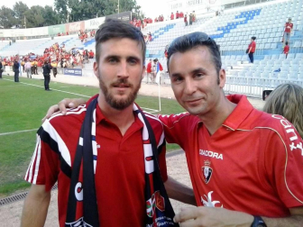 Los lectores de Diario de Navarra posan con la camiseta de sus equipos preferidos durante el confinamiento en sus casa con motivo de la pandemia de coronavirus.