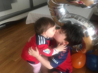 Los lectores de Diario de Navarra posan con la camiseta de sus equipos preferidos durante el confinamiento en sus casa con motivo de la pandemia de coronavirus.