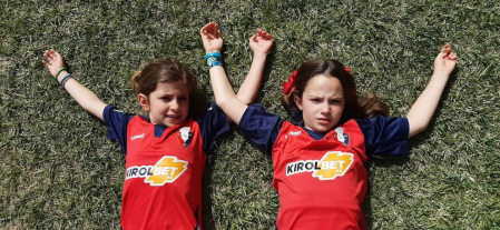 Los lectores de Diario de Navarra posan con la camiseta de sus equipos preferidos durante el confinamiento en sus casa con motivo de la pandemia de coronavirus.
