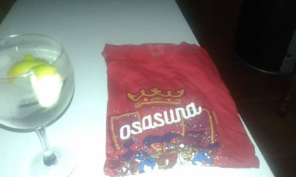 Los lectores de Diario de Navarra posan con la camiseta de sus equipos preferidos durante el confinamiento en sus casa con motivo de la pandemia de coronavirus.