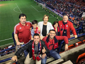 Los lectores de Diario de Navarra posan con la camiseta de sus equipos preferidos durante el confinamiento en sus casa con motivo de la pandemia de coronavirus.