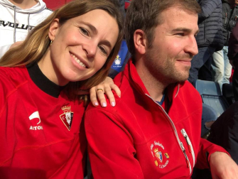 Los lectores de Diario de Navarra posan con la camiseta de sus equipos preferidos durante el confinamiento en sus casa con motivo de la pandemia de coronavirus.