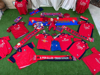 Los lectores de Diario de Navarra posan con la camiseta de sus equipos preferidos durante el confinamiento en sus casa con motivo de la pandemia de coronavirus.