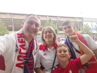 Los lectores de Diario de Navarra posan con la camiseta de sus equipos preferidos durante el confinamiento en sus casa con motivo de la pandemia de coronavirus.