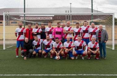 Los lectores de Diario de Navarra posan con la camiseta de sus equipos preferidos durante el confinamiento en sus casa con motivo de la pandemia de coronavirus.
