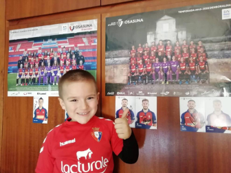 Los lectores de Diario de Navarra posan con la camiseta de sus equipos preferidos durante el confinamiento en sus casa con motivo de la pandemia de coronavirus.