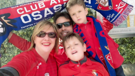 Los lectores de Diario de Navarra posan con la camiseta de sus equipos preferidos durante el confinamiento en sus casa con motivo de la pandemia de coronavirus.