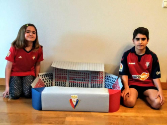 Los lectores de Diario de Navarra posan con la camiseta de sus equipos preferidos durante el confinamiento en sus casa con motivo de la pandemia de coronavirus.