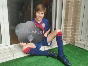 Los lectores de Diario de Navarra posan con la camiseta de sus equipos preferidos durante el confinamiento en sus casa con motivo de la pandemia de coronavirus.