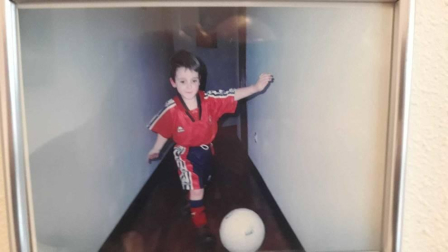 Los lectores de Diario de Navarra posan con la camiseta de sus equipos preferidos durante el confinamiento en sus casa con motivo de la pandemia de coronavirus.