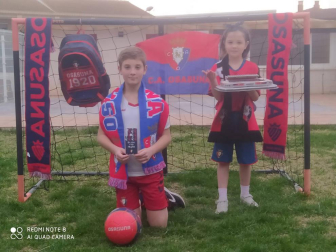 Los lectores de Diario de Navarra posan con la camiseta de sus equipos preferidos durante el confinamiento en sus casa con motivo de la pandemia de coronavirus.