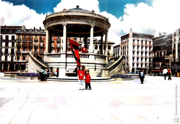 Los lectores de Diario de Navarra posan con la camiseta de sus equipos preferidos durante el confinamiento en sus casa con motivo de la pandemia de coronavirus.