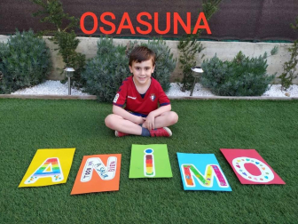 Los lectores de Diario de Navarra posan con la camiseta de sus equipos preferidos durante el confinamiento en sus casa con motivo de la pandemia de coronavirus.