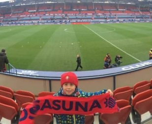 Los lectores de Diario de Navarra posan con la camiseta de sus equipos preferidos durante el confinamiento en sus casa con motivo de la pandemia de coronavirus.