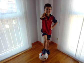 Los lectores de Diario de Navarra posan con la camiseta de sus equipos preferidos durante el confinamiento en sus casa con motivo de la pandemia de coronavirus.