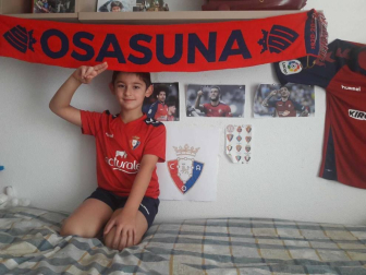 Los lectores de Diario de Navarra posan con la camiseta de sus equipos preferidos durante el confinamiento en sus casa con motivo de la pandemia de coronavirus.
